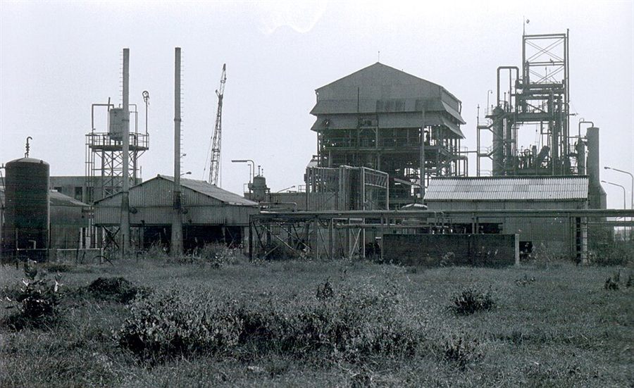 The abandoned Union Carbide pesticide factory in Bhopal, India, photographed in 1985 — the plant where methyl isocyanate leaked during the December 1984 disaster.