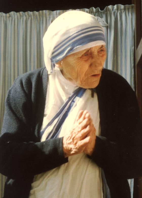 Mother Teresa of Calcutta, a real photograph taken in India in 1988 — the Missionaries of Charity founder who travelled to Bhopal days after the 1984 gas disaster to comfort the survivors.